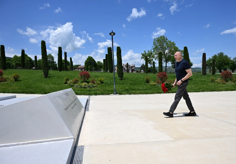 President Ilham Aliyev lays flowers in front of Victory Arch in Khankendi city (PHOTO)