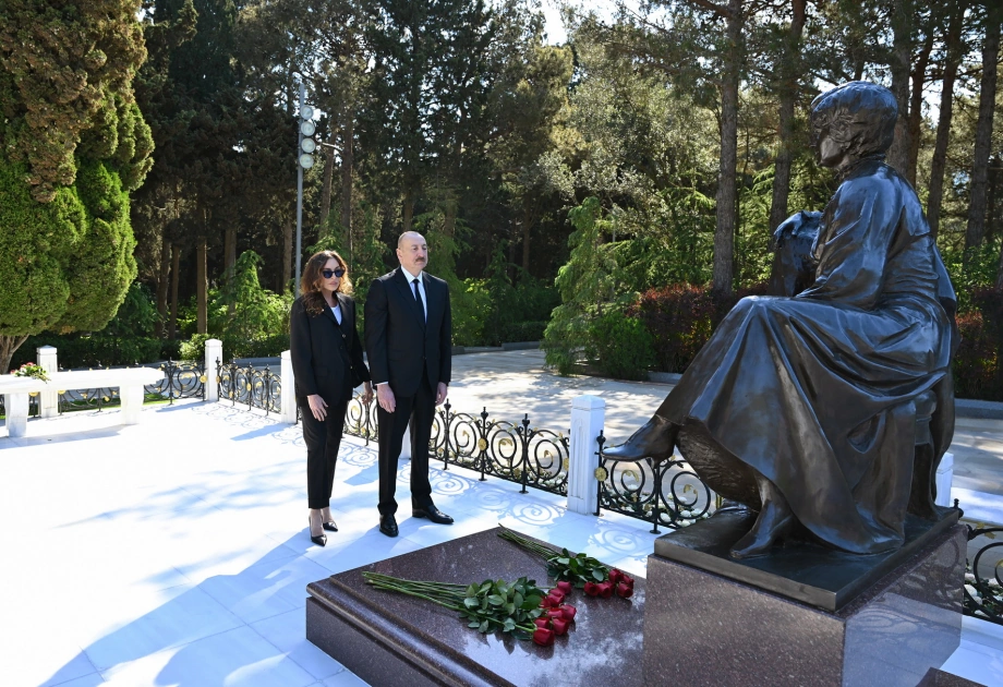 President Ilham Aliyev and First Lady Mehriban Aliyeva visit tomb of National Leader Heydar Aliyev at Alley of Honors (PHOTO)