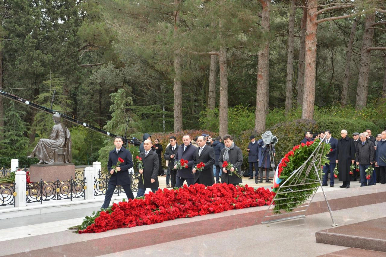 Azerbaijani Parliament staff commemorate National Leader Heydar Aliyev at Alley of Honor (PHOTO)