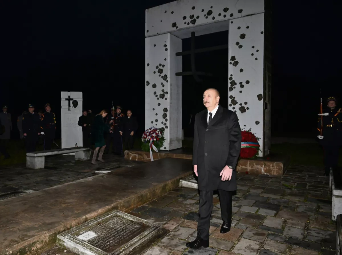 Azerbaijani, Slovak presidents honour victims at Gate of Freedom Memorial PHOTO