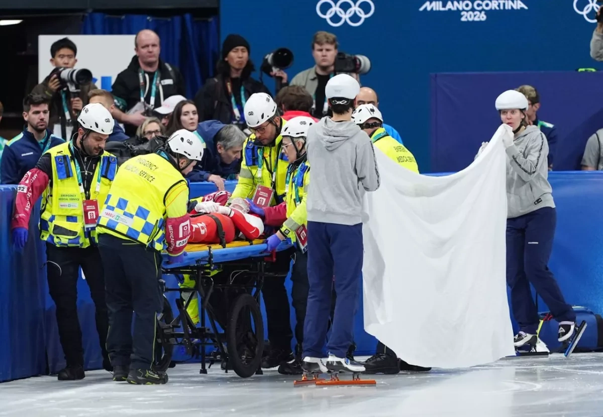 Polish speedskater leaves race on stretcher after skate blade injury to face Photo