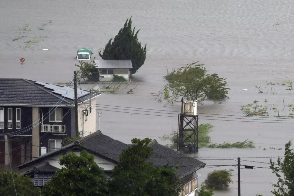 Four dead, six missing as Typhoon Dujuan triggers landslides in Japan