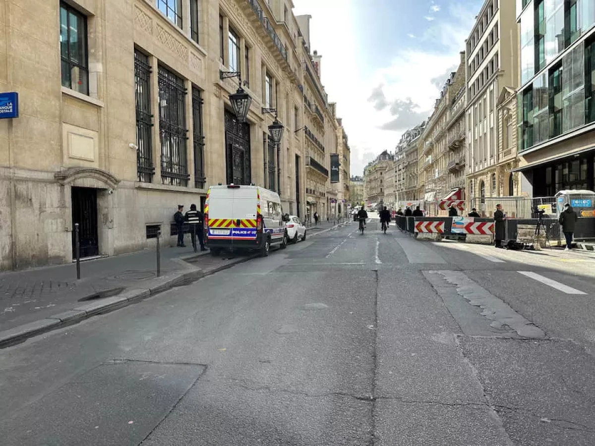 Paris tightens security following threats against US banks