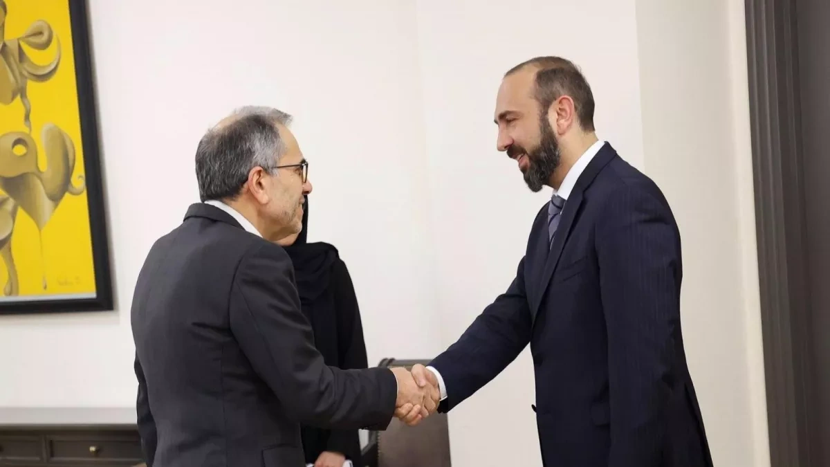 Armenian, Iranian officials discuss bilateral ties, regional infrastructure