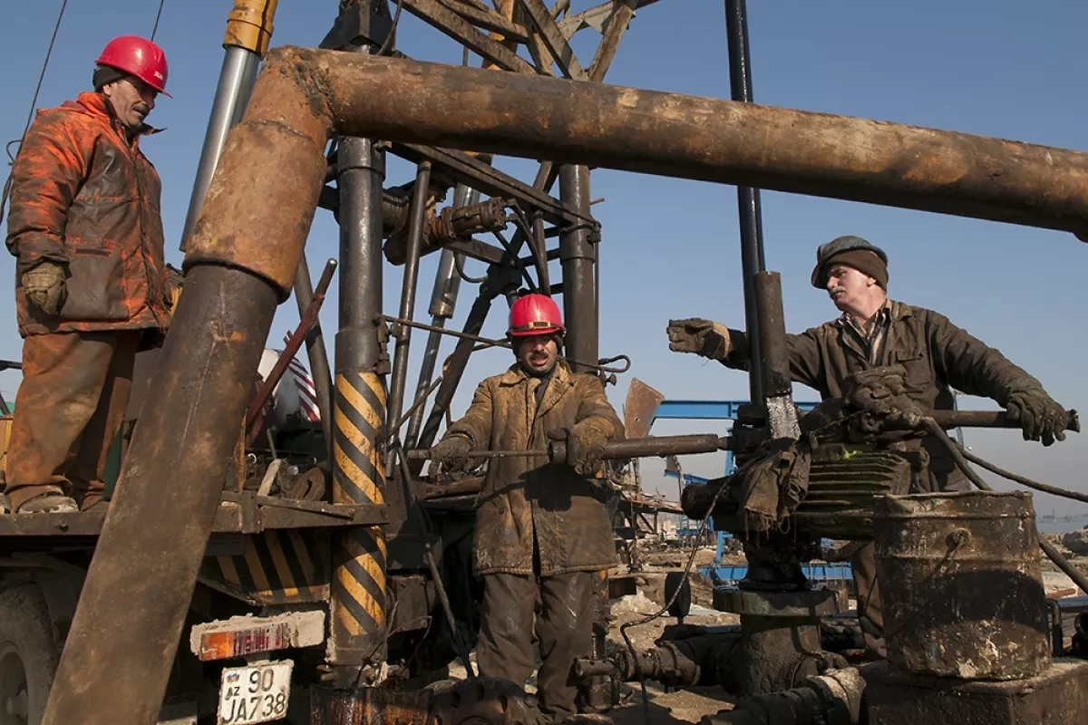 Azerbaijani oil prices fall as global crude markets weaken