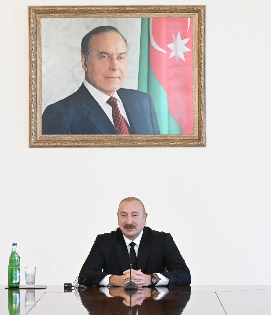 President Ilham Aliyev receives participants of international conferences held in Baku (PHOTO)