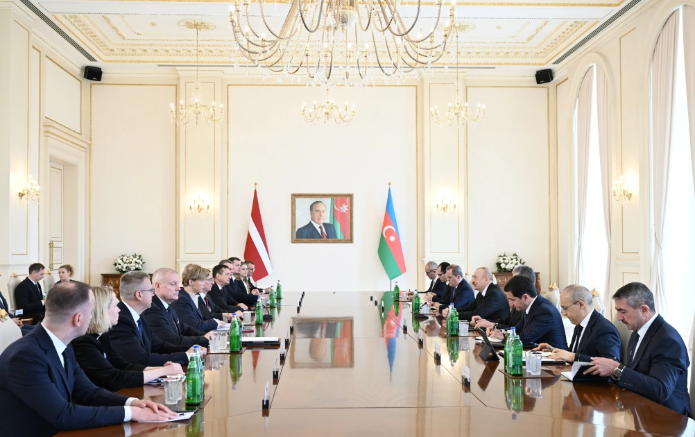 President Ilham Aliyev holds expanded meeting with Latvian President (PHOTO)