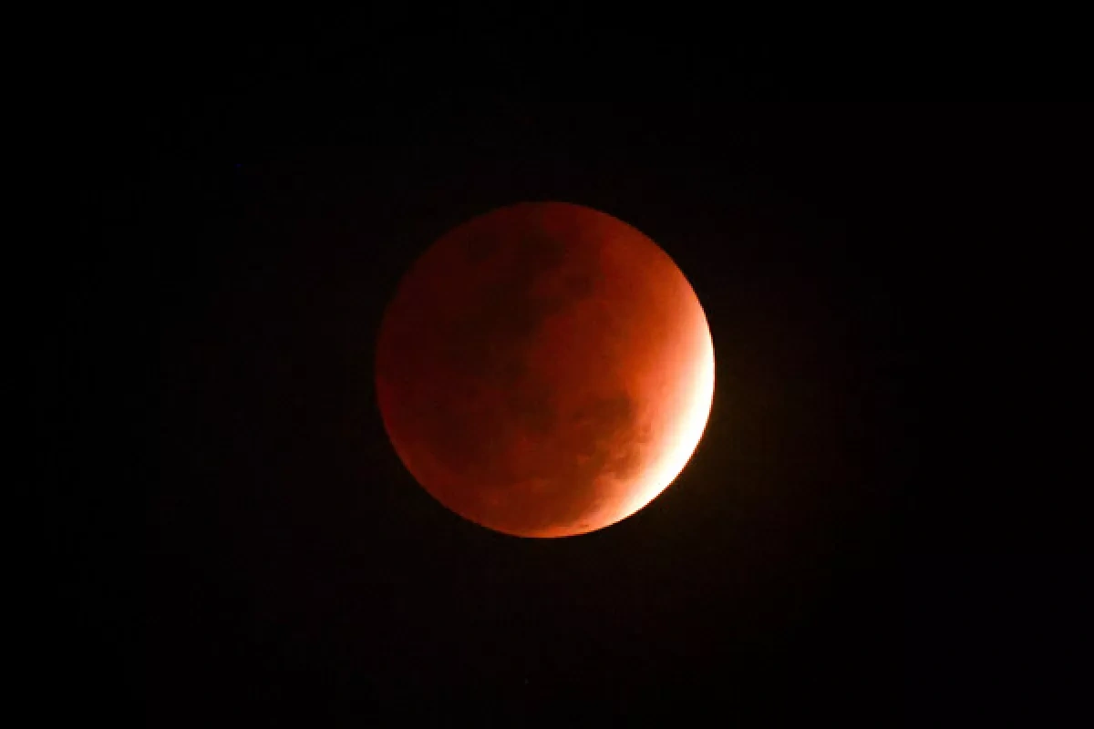 “Blood Moon” lights up skies during total lunar eclipse on March 3