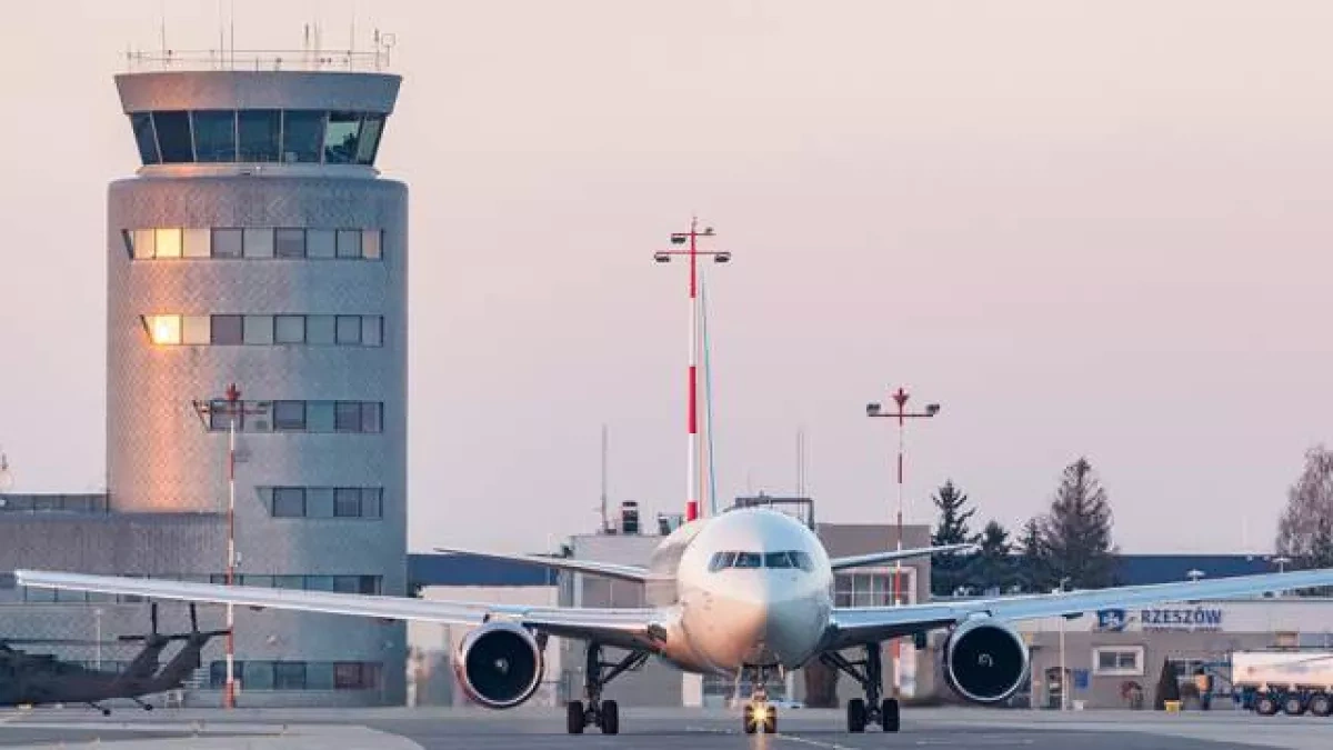 Polish airports restore flights after brief halt during Russian attack on Ukraine