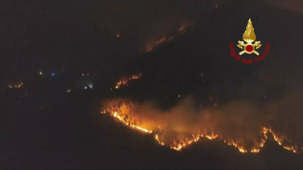 Thousands evacuated as wildfire rages across Italy