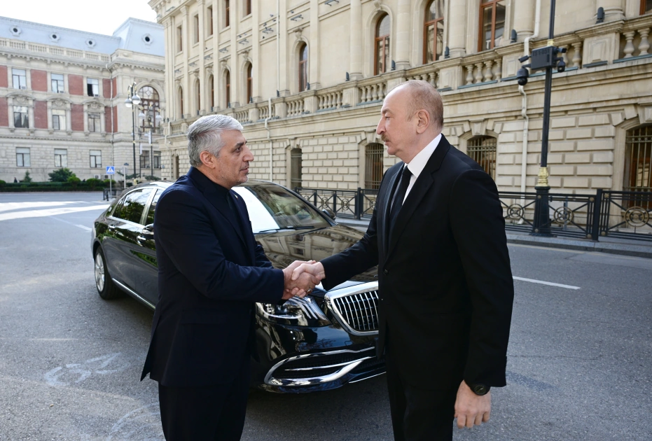 President Ilham Aliyev visits Iranian Embassy in Azerbaijan and expresses condolences (PHOTO)