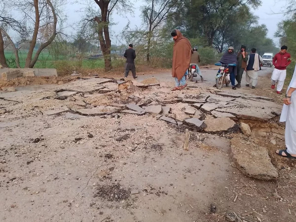 Two killed, including child, in bomb blast near police station in Pakistan Photo