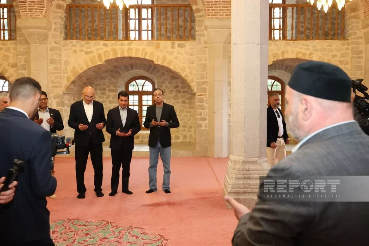 Diplomats from Muslim countries pray in Azerbaijan’s Shusha mosque PHOTO