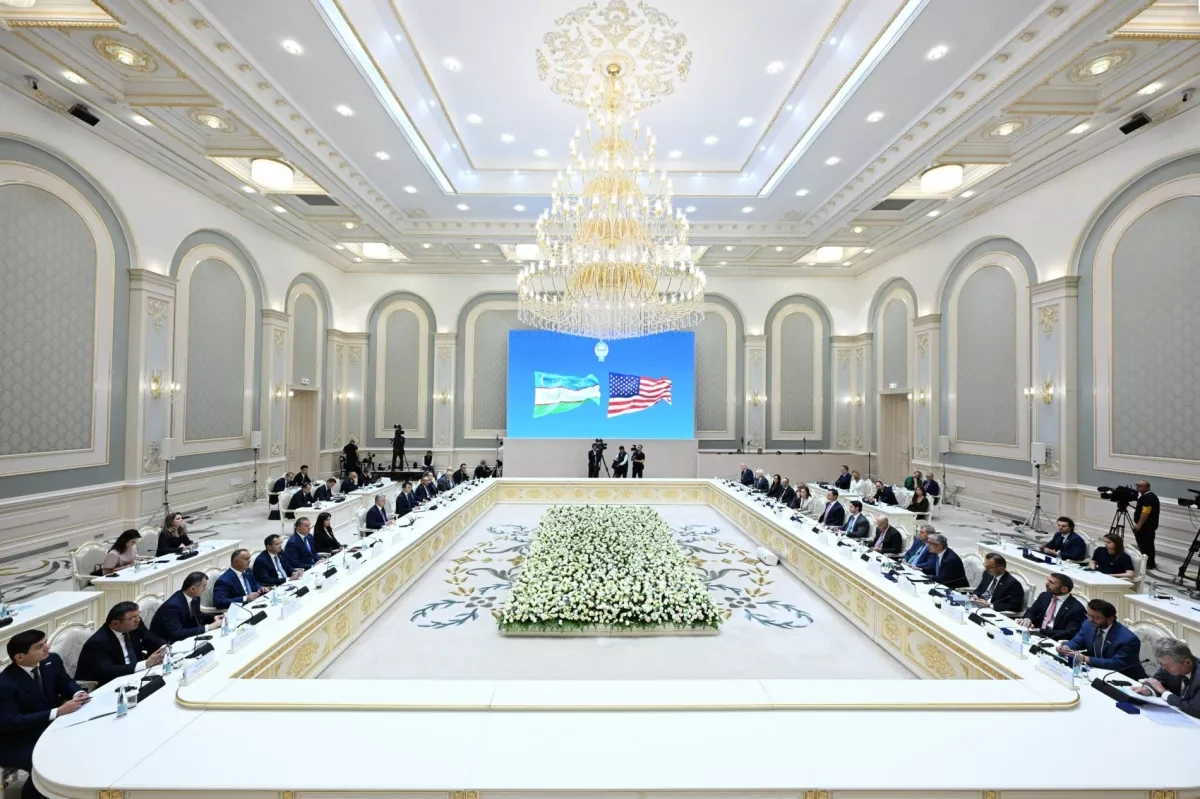 Uzbek leader holds high-level talks with US business leaders in Tashkent PHOTO