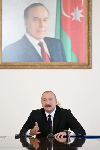 President Ilham Aliyev receives participants of international conferences held in Baku (PHOTO)