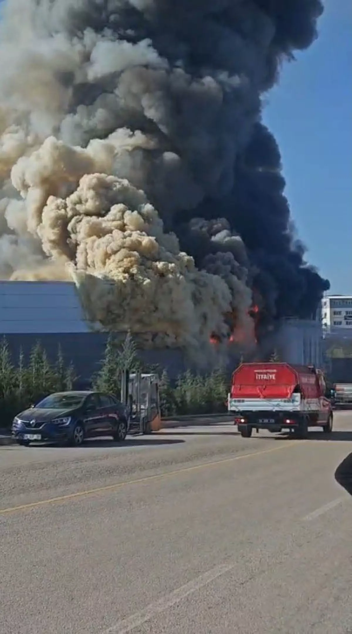Major fire breaks out at industrial facility in Türkiye’s Ankara Smoke visible across city / PHOTO / VIDEO