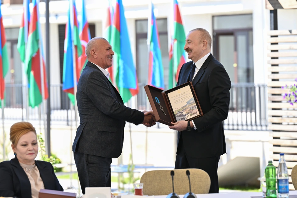 President Ilham Aliyev meets with families moving to first residential complex in Zangilan city (PHOTO)