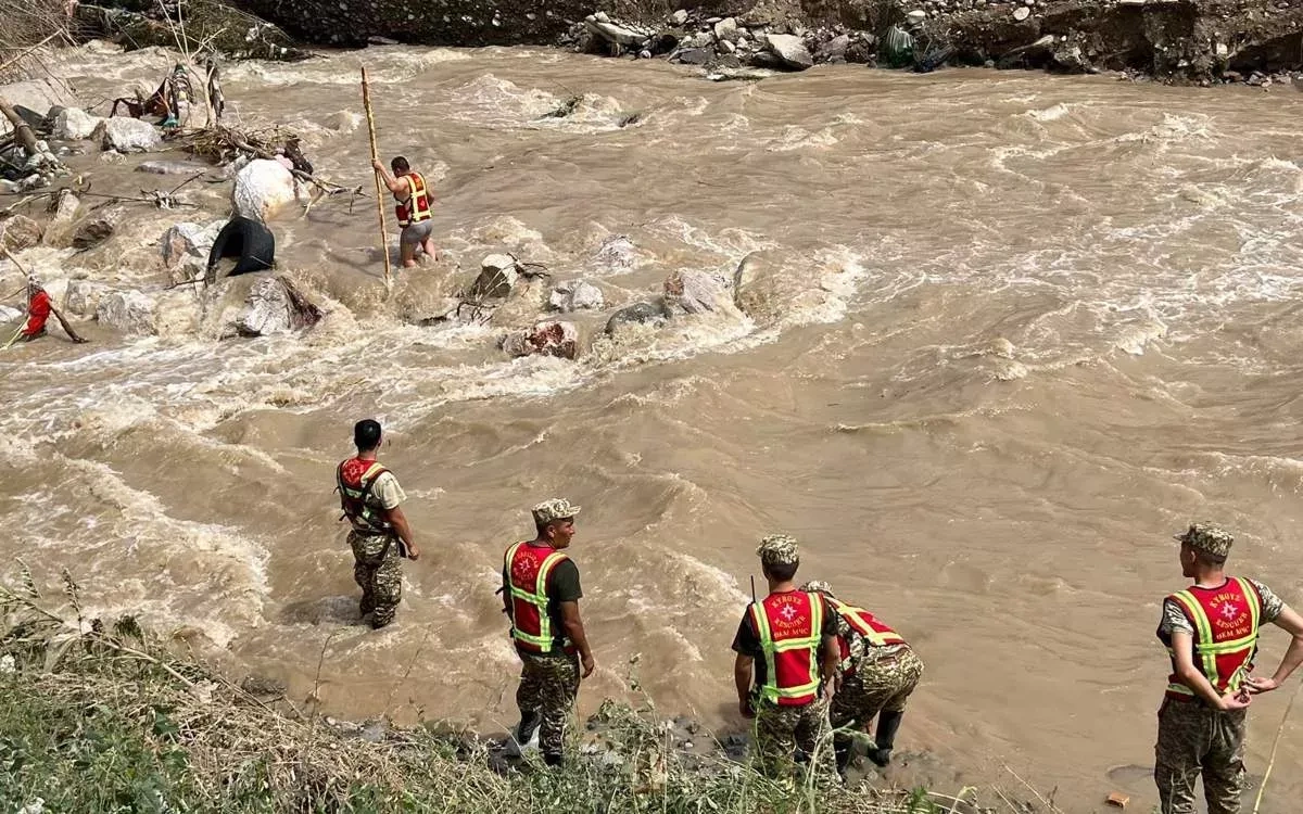 Mudflow kills one, leaves another missing on Kyrgyz highway VIDEO