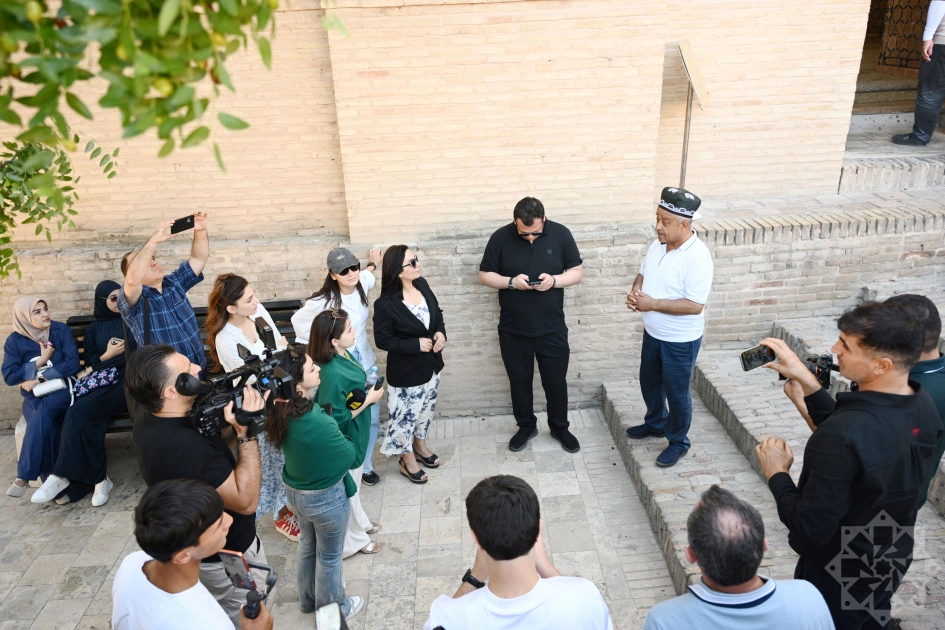 Azerbaijani journalists visit Shakhi Zinda memorial complex in Samarkand (PHOTO)