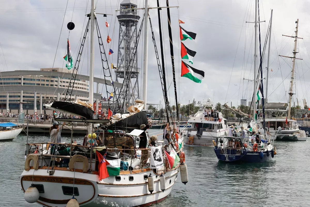 Israeli forces intercept Gaza-bound aid flotilla in international waters VIDEO