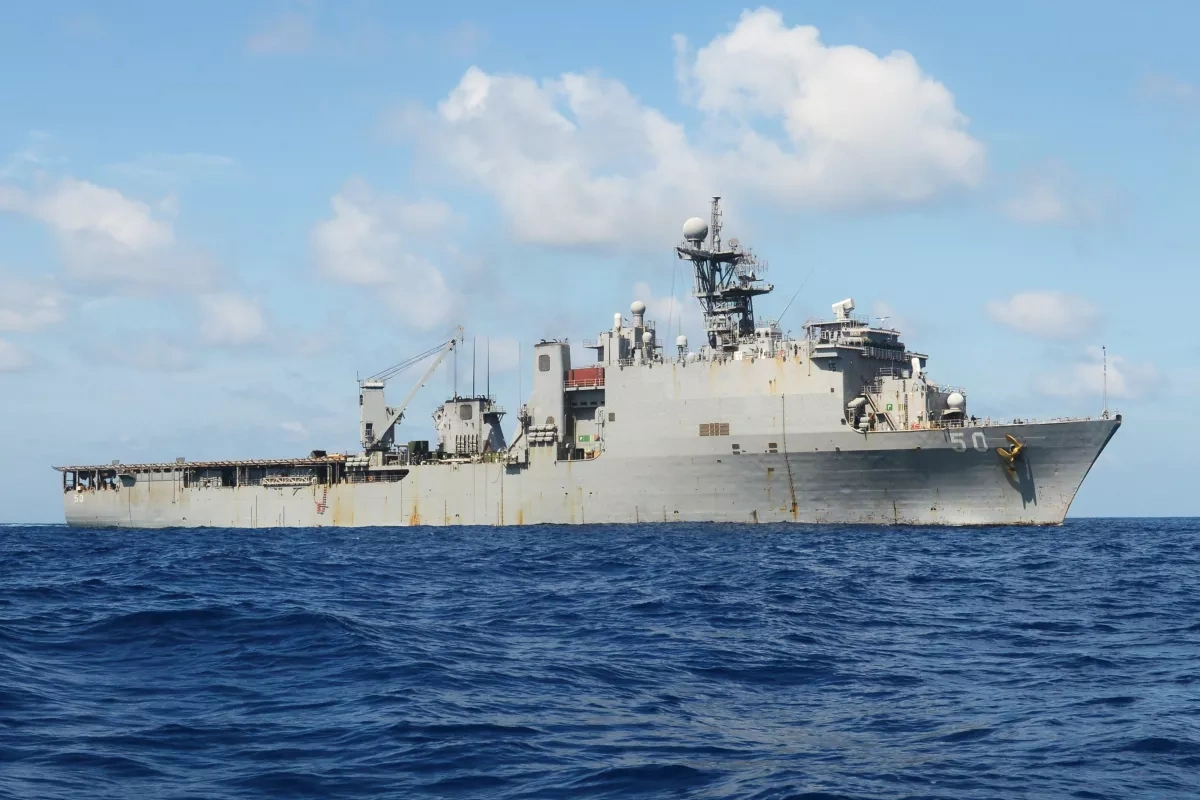 US warships enter Strait of Hormuz as Iran threatens blockade VIDEO