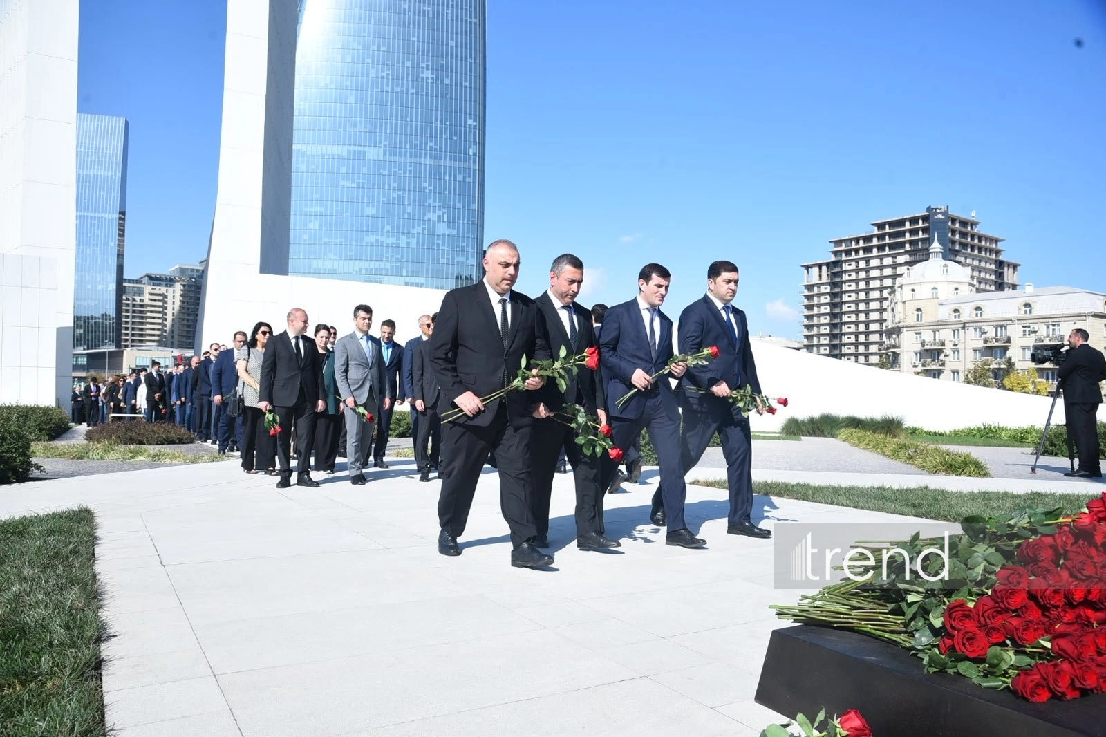 Azerbaijani officials pay tribute at Victory Park Memorial on Remembrance Day (PHOTO)
