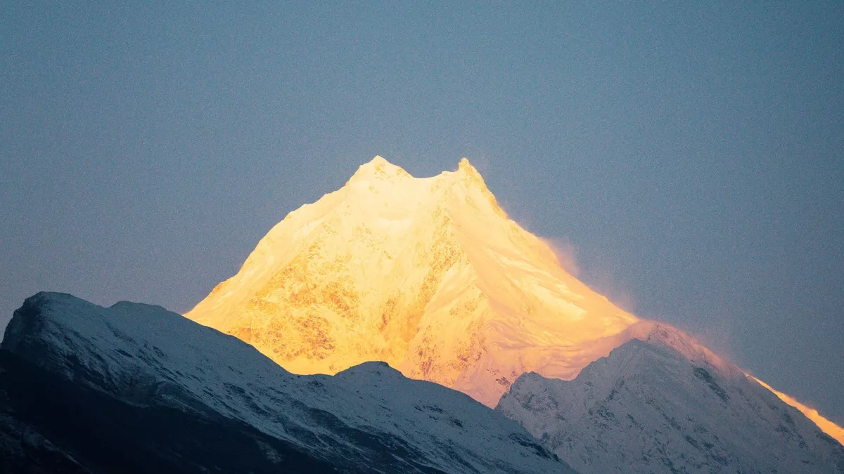Heavy snow forces evacuation of 30 Russians from Mount Manaslu VIDEO