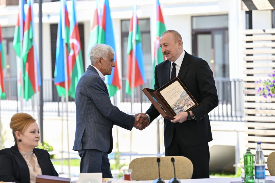 President Ilham Aliyev meets with families moving to first residential complex in Zangilan city (PHOTO)