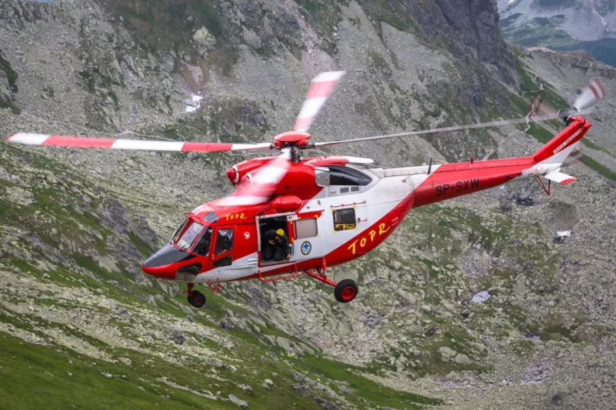 Polish rescuers evacuate stranded Ukrainian tourists in Tatra Mountains