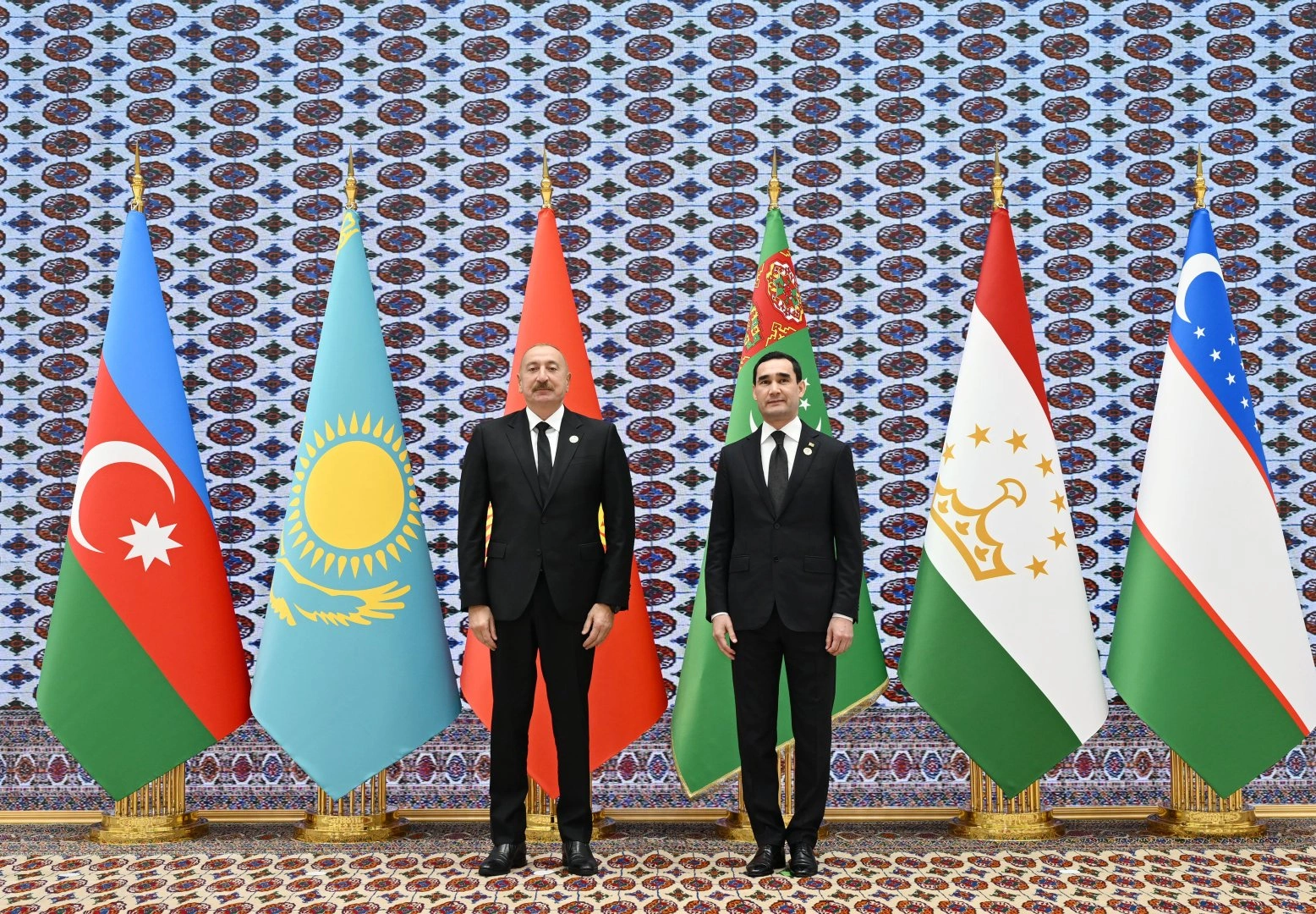 President Ilham Aliyev arrives at Avaza Complex to participate in 8th Consultative Meeting of Heads of State of Azerbaijan and Central Asia (PHOTO)
