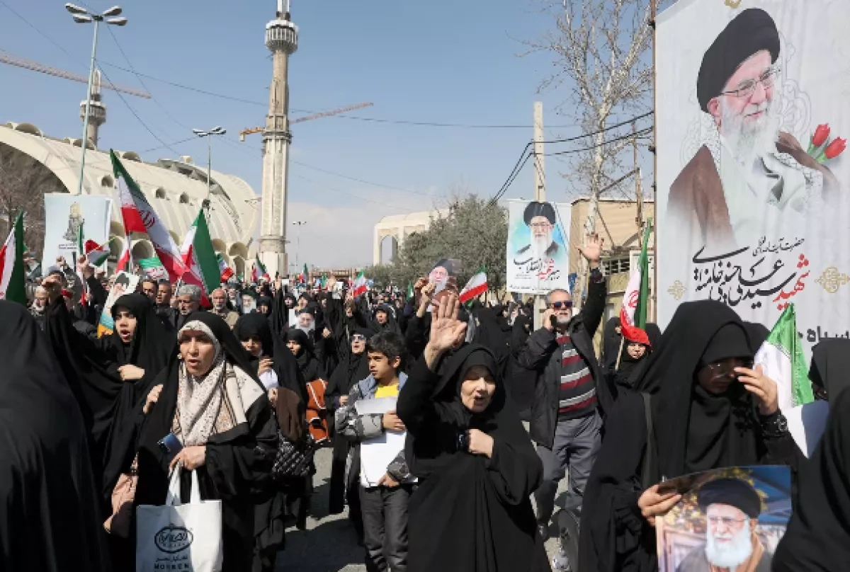 Iranian pro-regime supporters rally in Tehran Photo