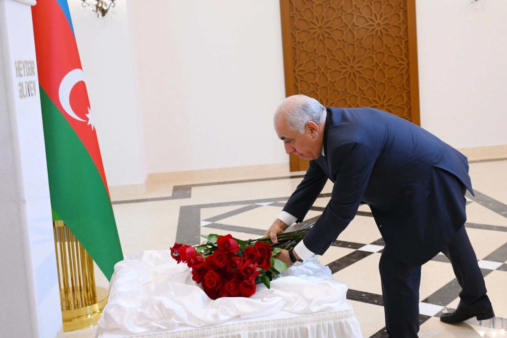 Azerbaijani PM pays tribute to memory of National Leader Heydar Aliyev in Ashgabat (PHOTO)