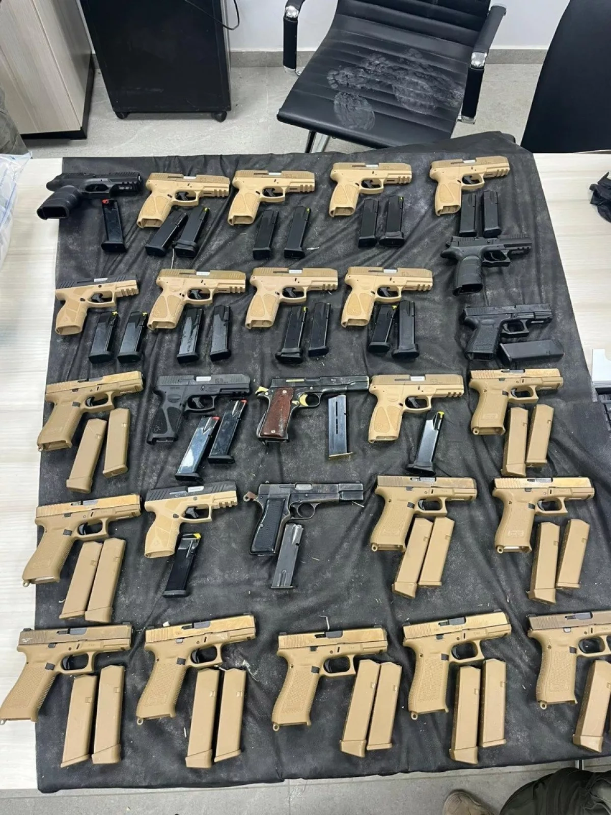 Israeli forces seize 26 pistols in eastern border smuggling bust PHOTO