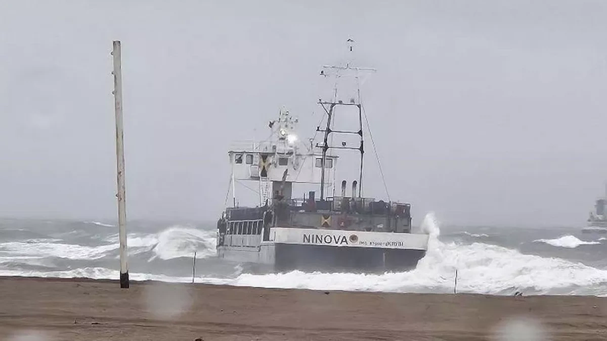Eight crew stranded after ship runs aground in Türkiye's Sakarya PHOTO