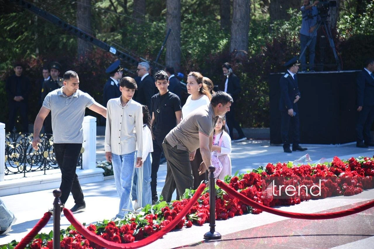 Azerbaijani people honor memory of National Leader Heydar Aliyev (PHOTO)