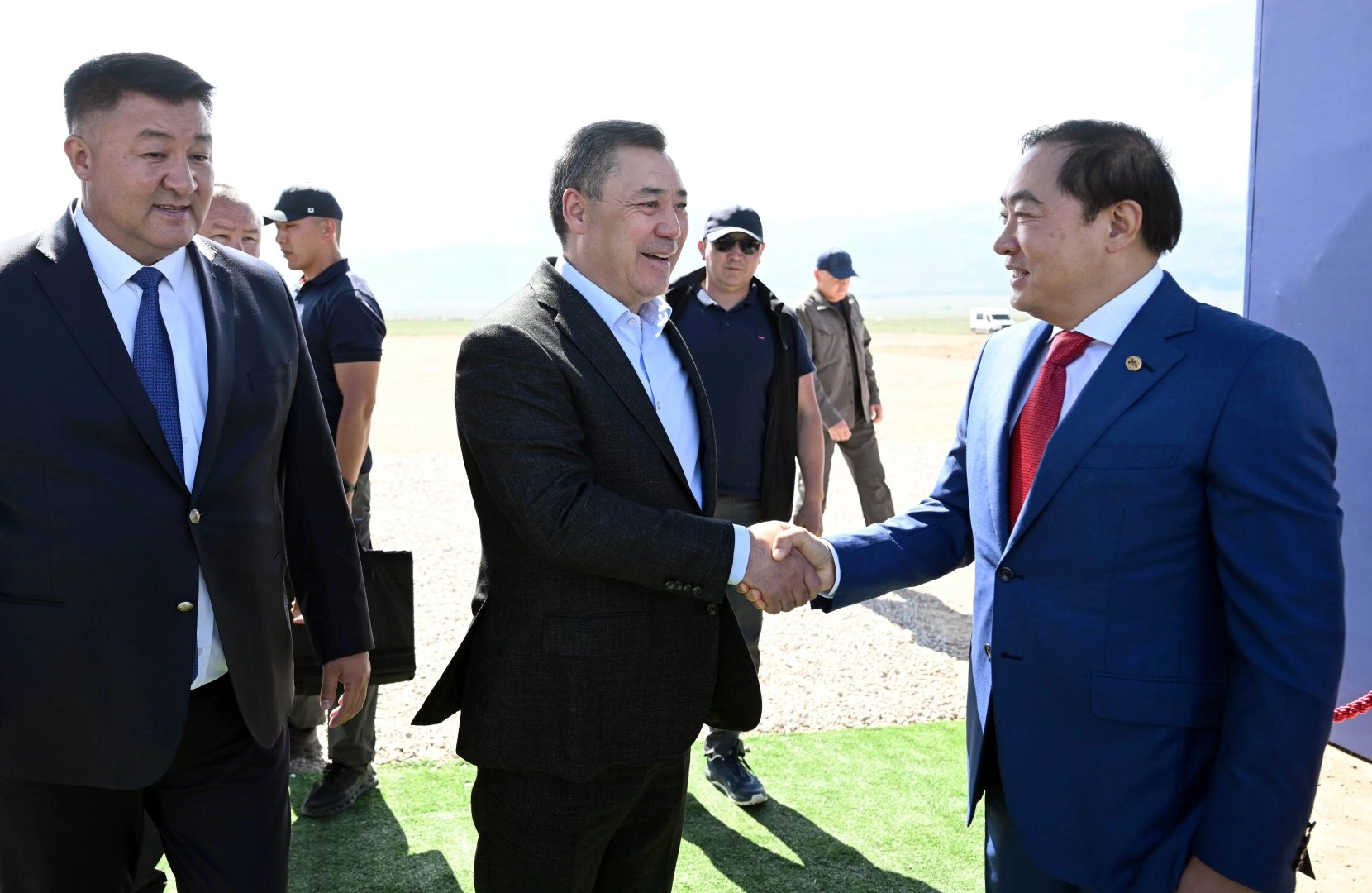 Kyrgyz president attends commissioning of 1st phase of ROX Issyk-Kul solar power plant