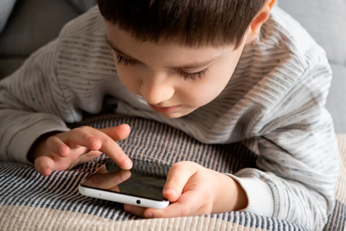 POLITICO: EU moves to curb social media access for under-15s