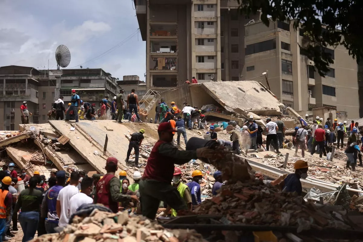Venezuela earthquake death toll tops 900 as search for survivors continues