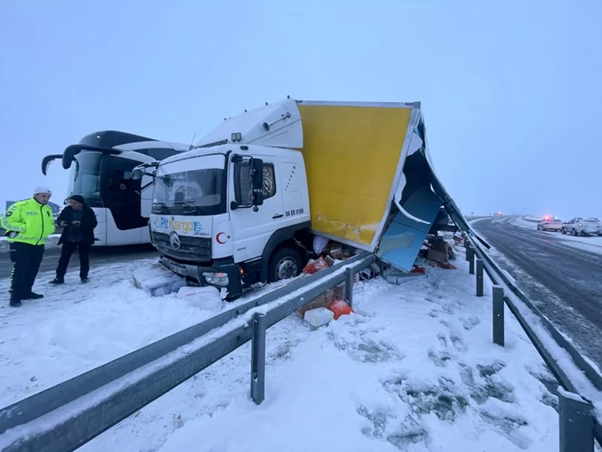 Nine injured as truck crashes into passenger bus in Türkiye’s Kars photo