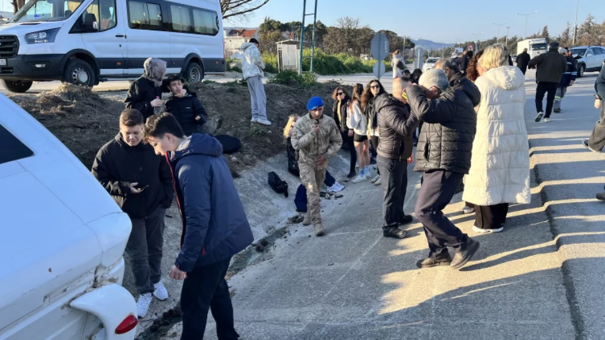 Minibus overturns after collision in western Türkiye, eight injured photo