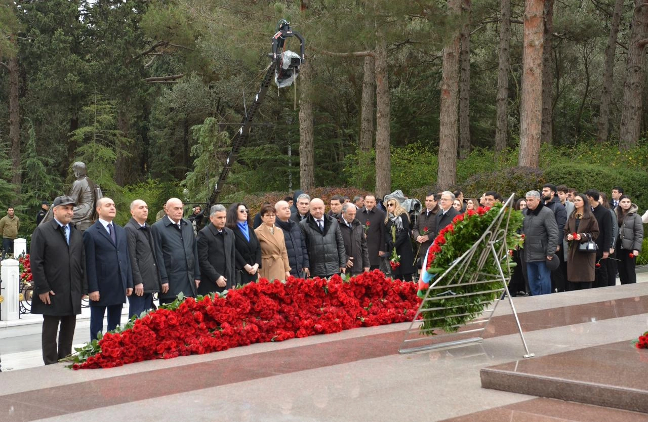 Azerbaijani Parliament staff commemorate National Leader Heydar Aliyev at Alley of Honor (PHOTO)
