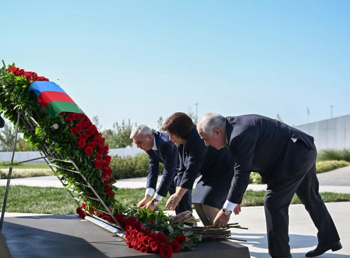 Azerbaijani state officials visit Victory Park to pay tribute to martyrs PHOTO