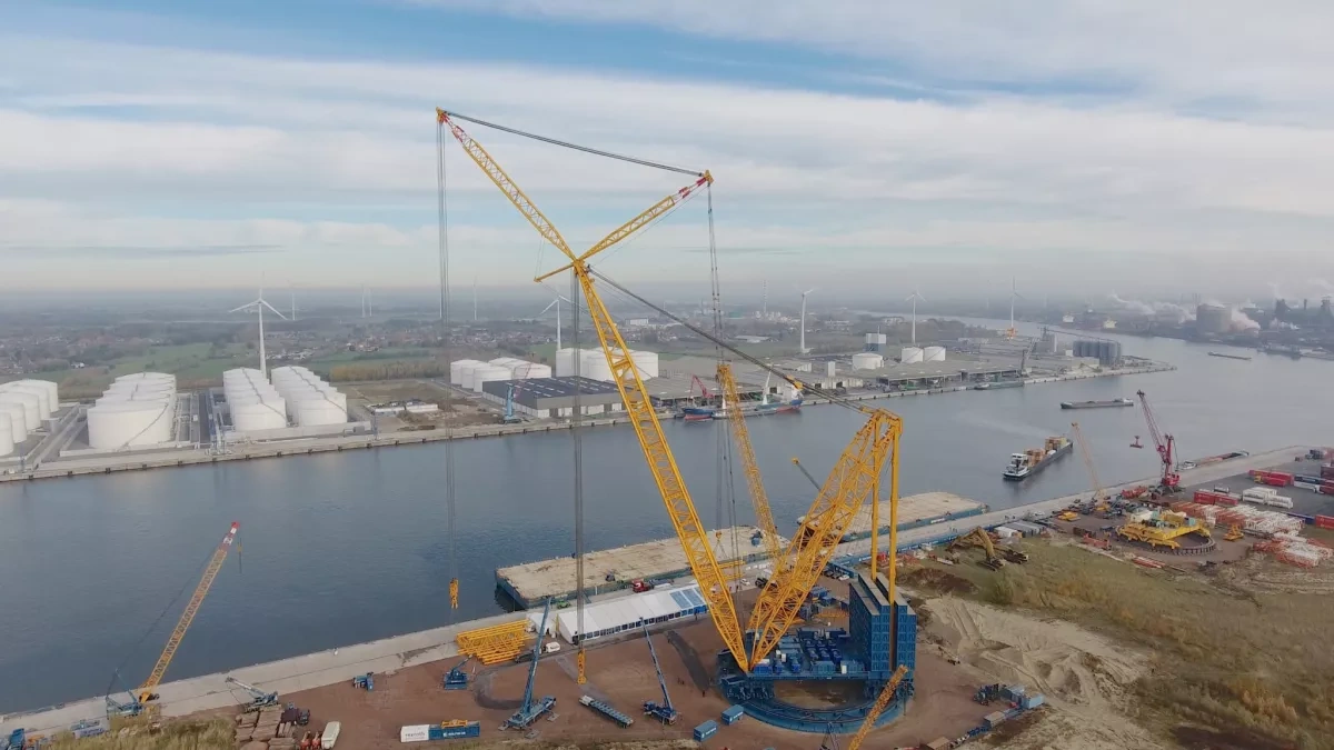 World’s largest crane completes precision lift for UK nuclear project VIDEO