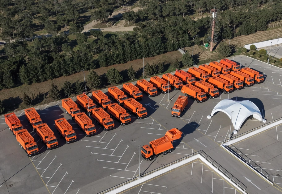 President Ilham Aliyev inspects work of vehicles transporting household waste in Baku (PHOTO)