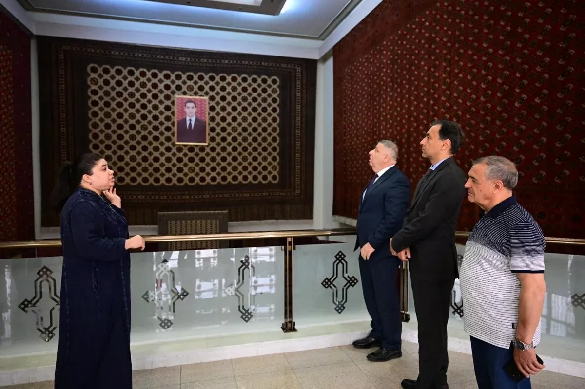 Azerbaijani delegation visits Turkmen Carpet Museum in Ashgabat PHOTO