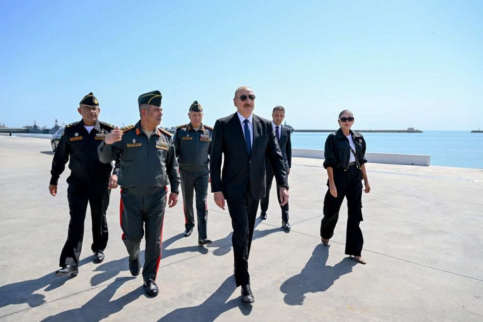 President Ilham Aliyev and First Lady Mehriban Aliyeva visit Azerbaijani Navy (PHOTO)