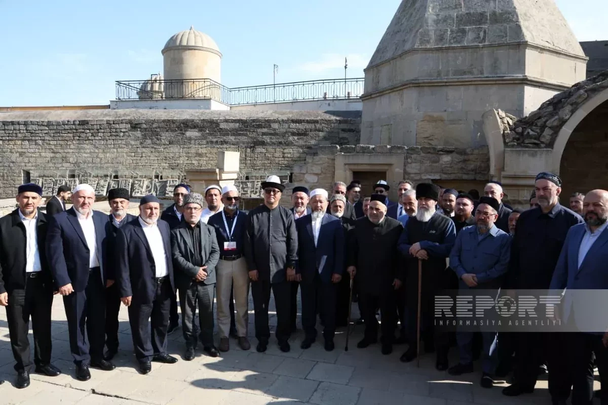 Participants of 7th OTS religious leaders meeting tour Baku’s Icherisheher PHOTO