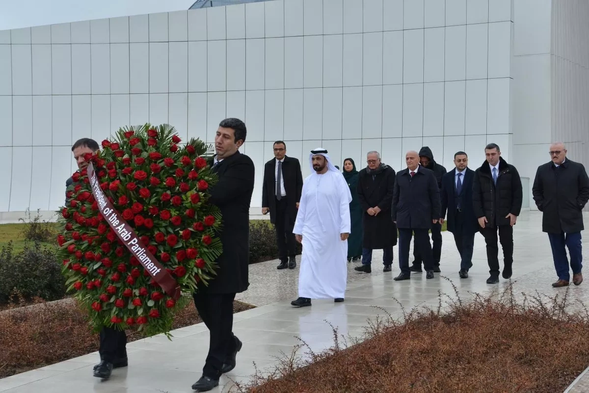 Arab Parliament delegation visits Alley of Honour, Victory Park in Baku PHOTO