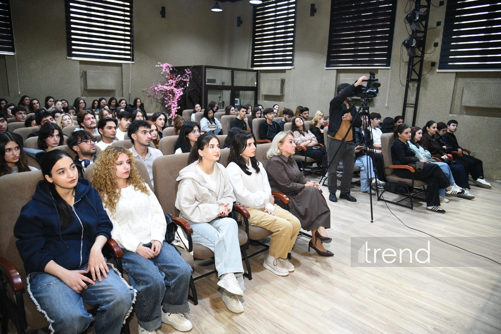 Baku Network discusses foreign influence with arts students (PHOTO/VIDEO)