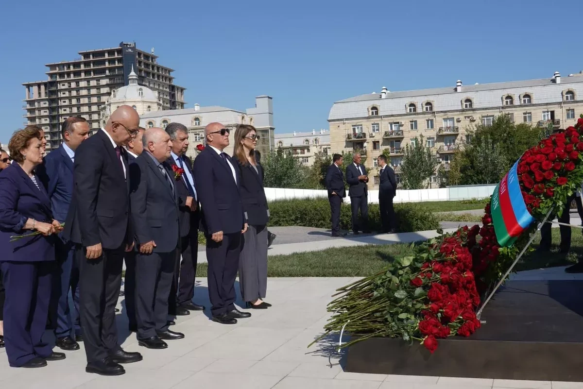 Azerbaijan’s parliament leadership and MPs honor martyrs at Victory Park PHOTO
